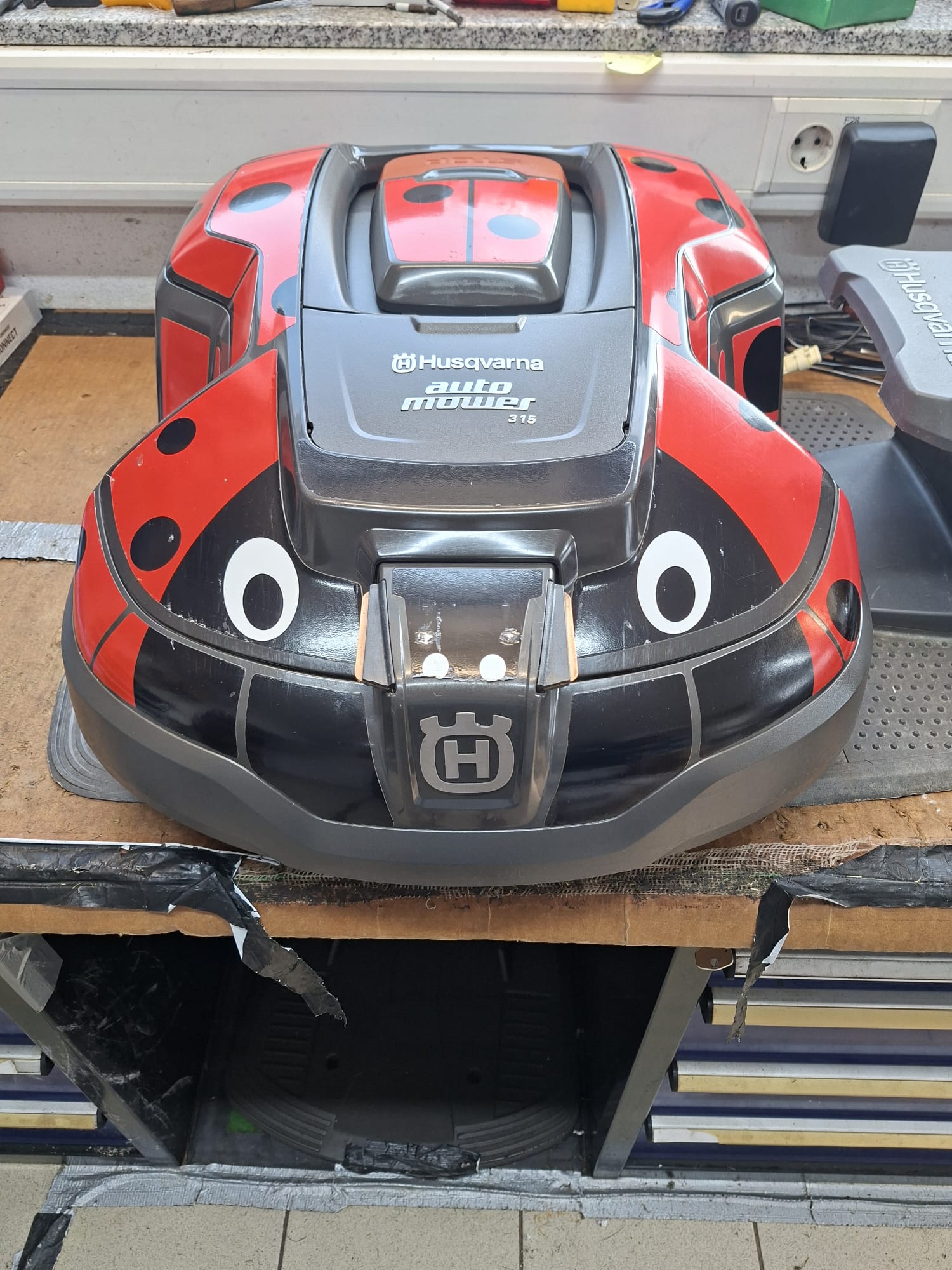 Husqvarna Automower 315 inkl. Connect-Modul - gebraucht - BJ2017 - Einsatzstunden 2491 - Marienkäferdesign